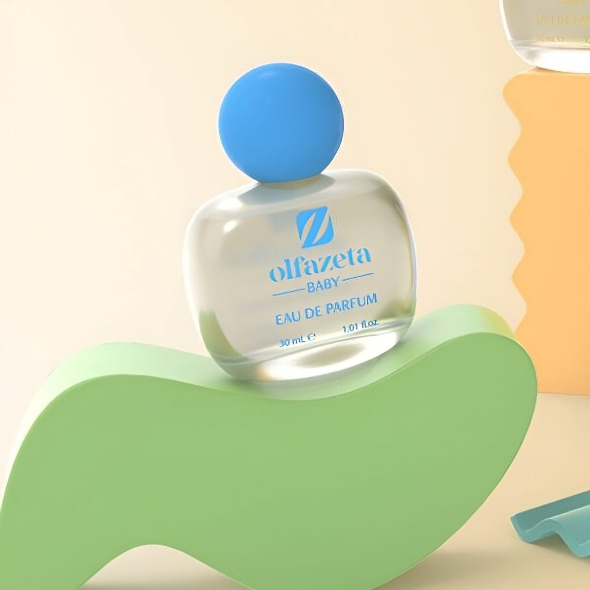 Transparenter Olfazeta by Chogan Baby N°45 Flakon, blauer Verschluss, auf einer pastellgrünen Welle