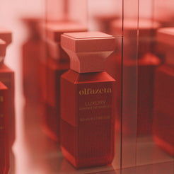 Červený flakon Olfazeta by Chogan Luxury N°146, Extrait de Parfum 50 ml v detailu v tlumeně červené atmosféře